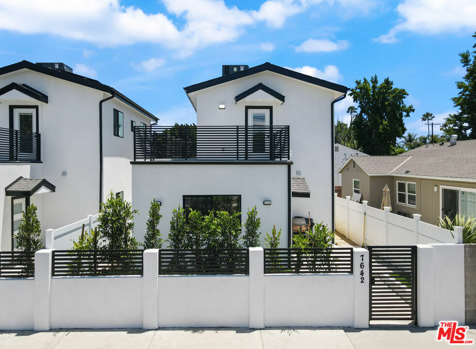 Property Photo: 15453 Lull St 7642 CA 91406