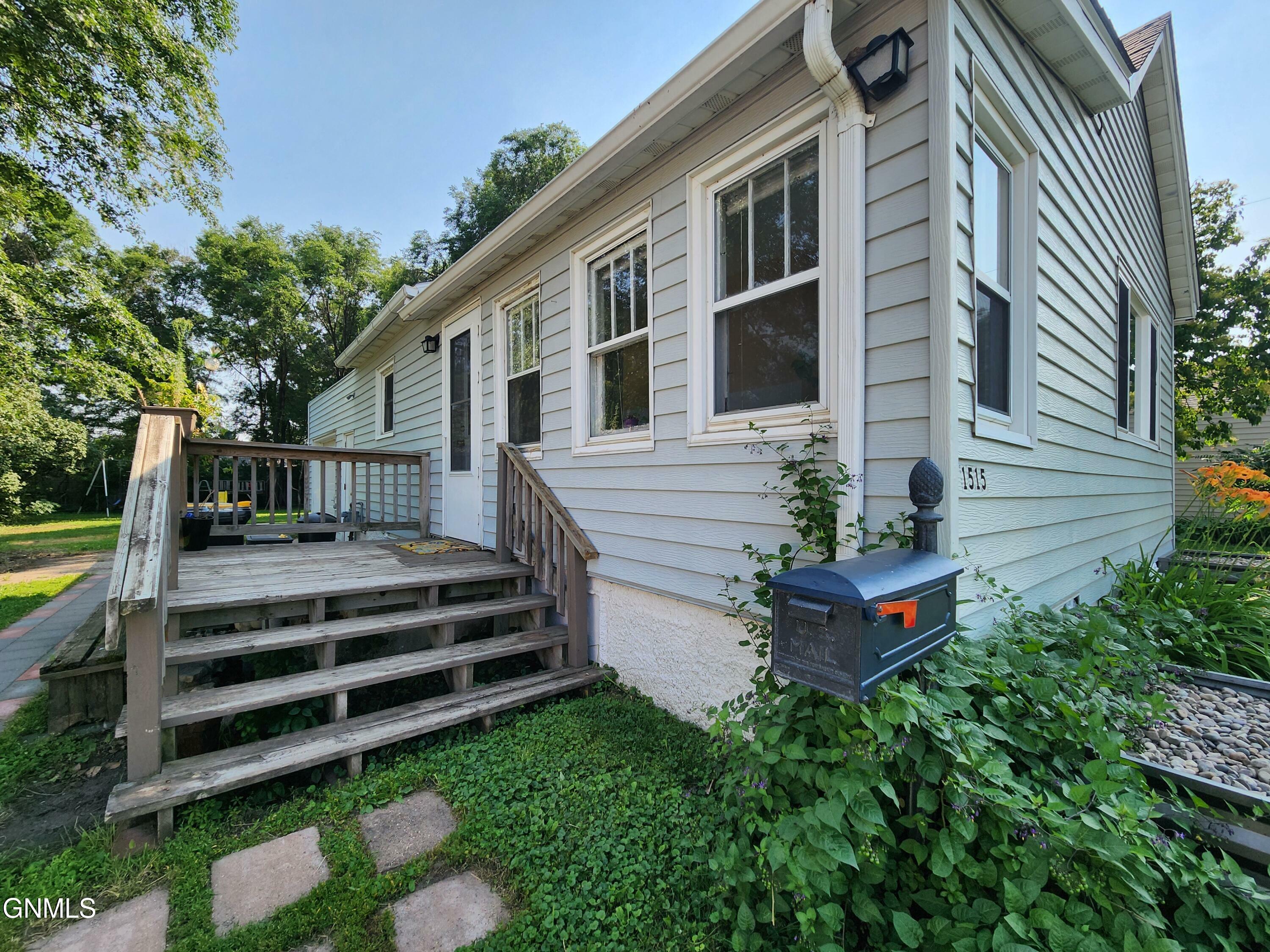 Property Photo:  1515 Bowen Avenue  ND 58504 