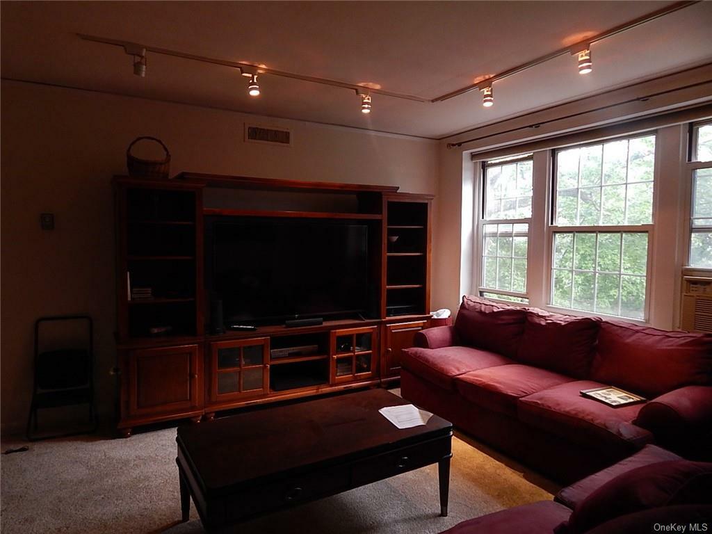 Property Photo:  1360 Midland Avenue 5-D  NY 10708 