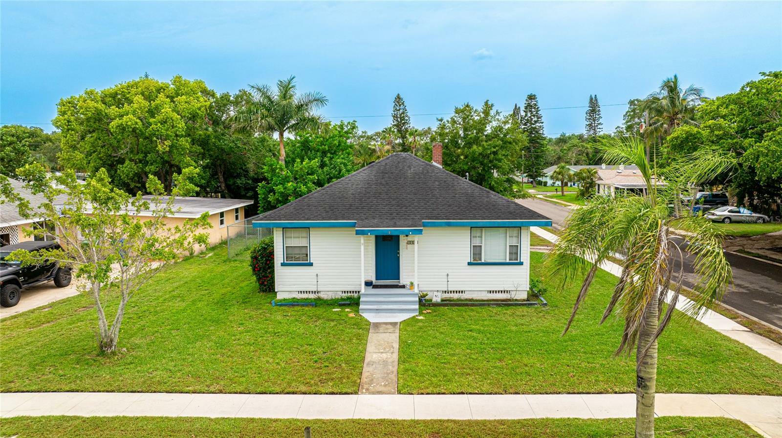 Property Photo:  1902 Saint George Drive  FL 34208 