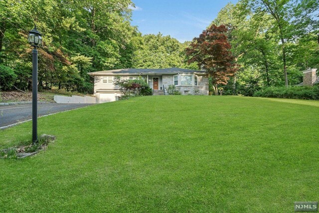 32 Lilline Lane  Upper Saddle River NJ 07458 photo