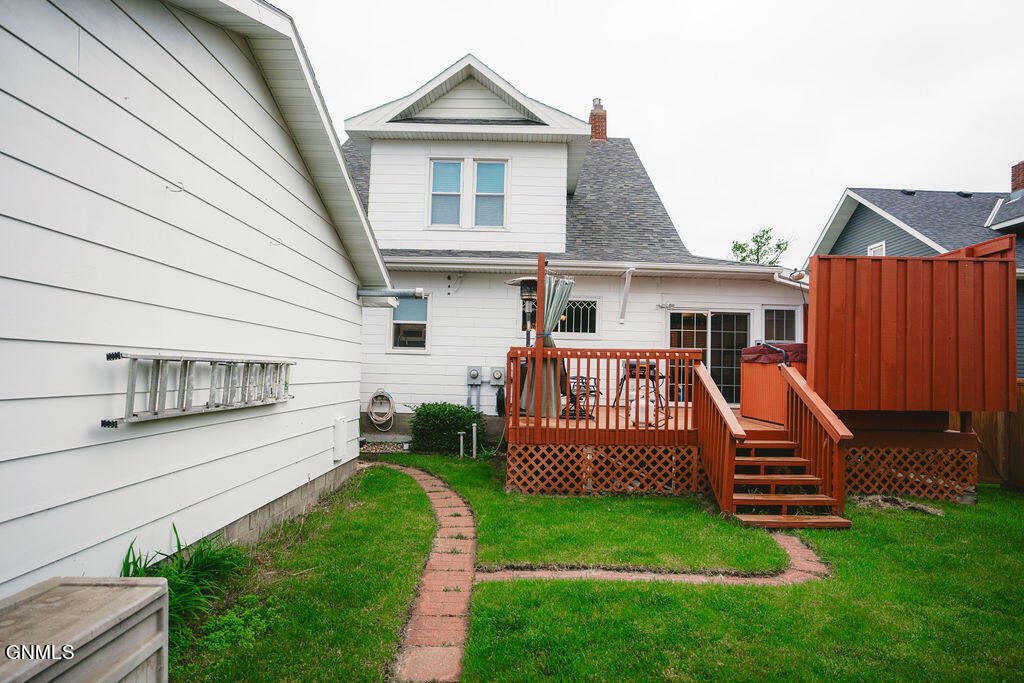 Property Photo:  411 5th Avenue W  ND 58433 