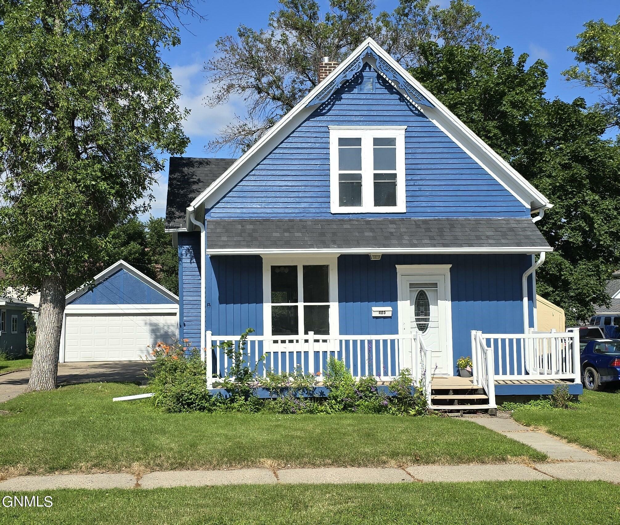 Property Photo:  405 2nd Avenue NW  ND 58401 