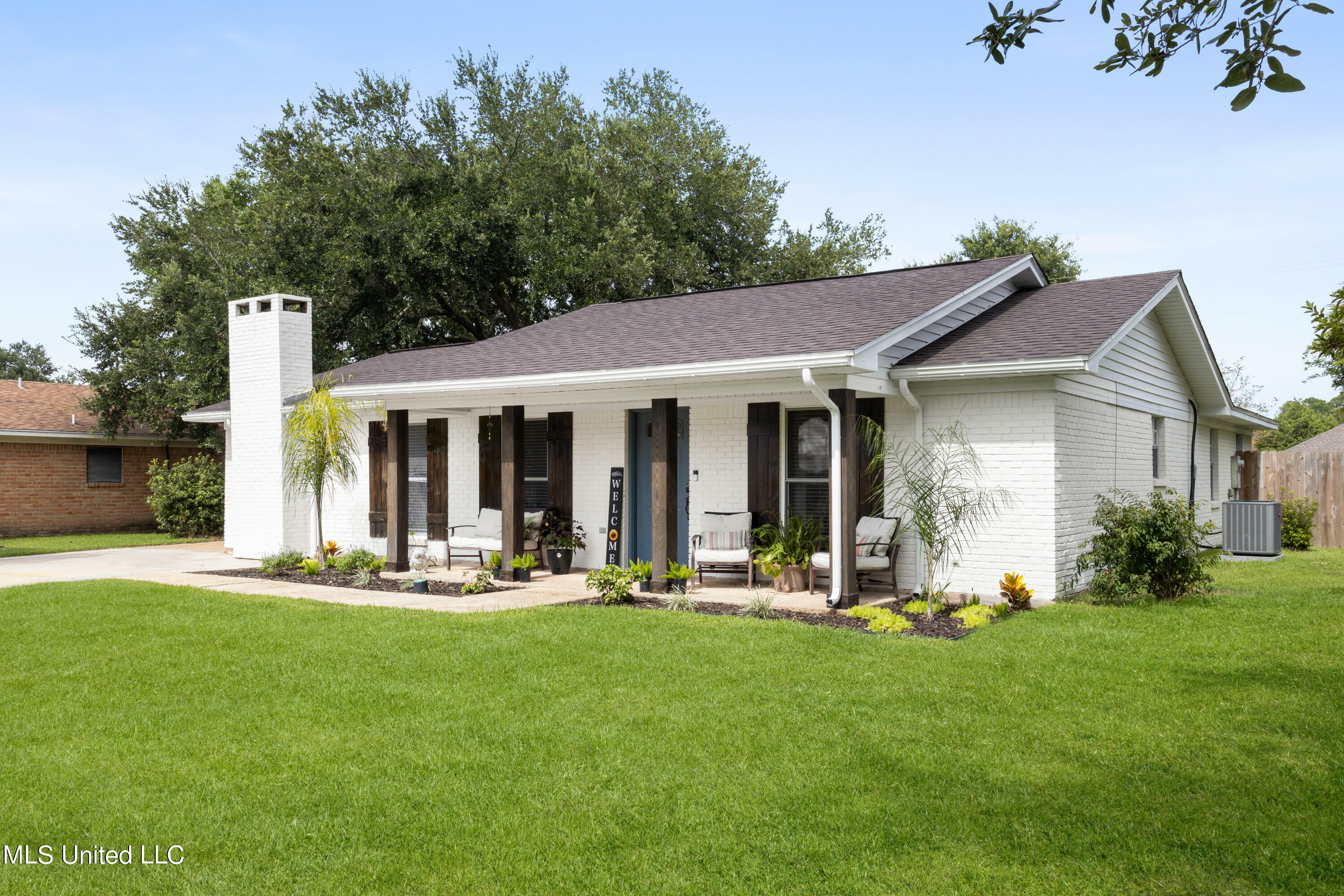 Property Photo:  1214 King Henry Drive  MS 39564 