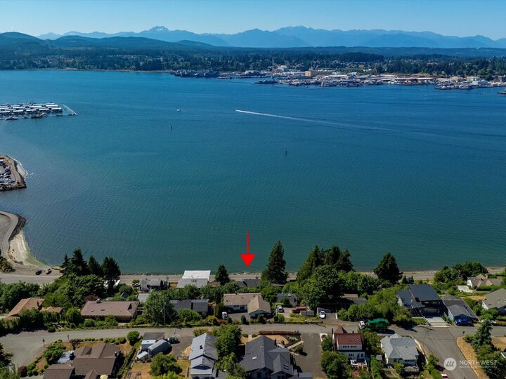 Property Photo: 320 Perry Avenue N WA 98366