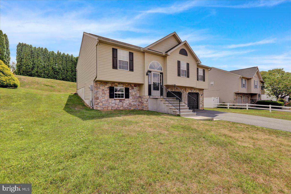 Property Photo:  319 Winding Way  PA 19567 