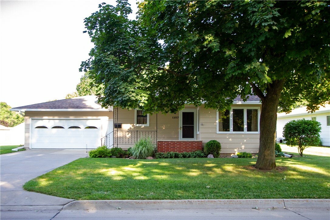 Property Photo:  1357 Hazel Street  IA 50219 