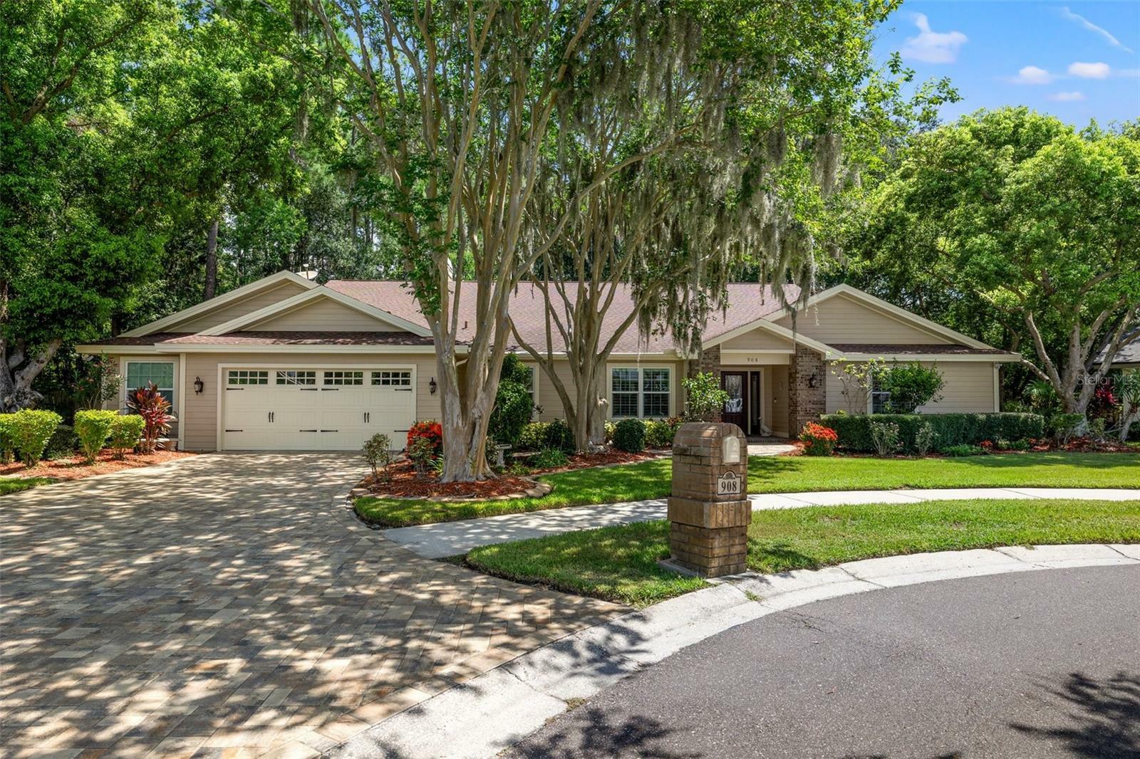 Property Photo:  908 Kingscote Court  FL 34695 