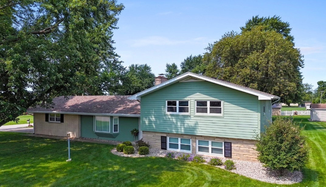 Property Photo:  1194 Meadow Drive  IL 60901 