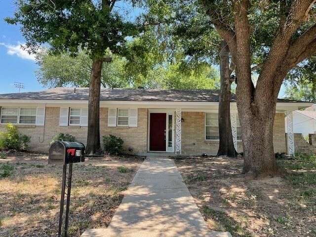 Property Photo: 218 Priddy Lane TX 76114