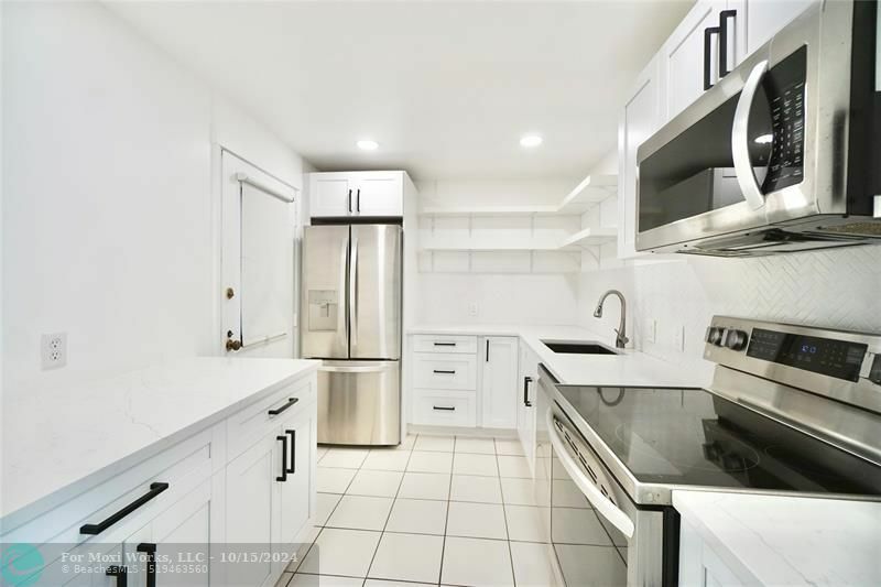 Property Photo:  3101 N Country Club Dr 708  FL 33180 