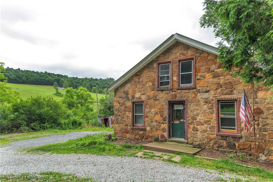 Property Photo:  2505 Parkwood Road  PA 15774 