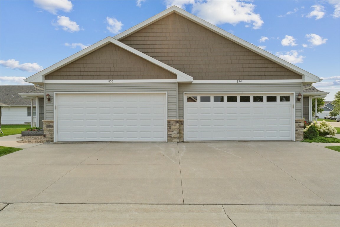 Property Photo:  856 Crescent View Drive NE  IA 52402 