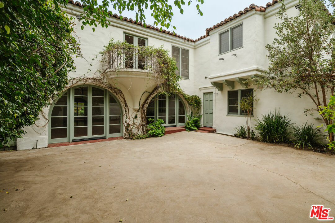 Property Photo:  1518  N Beverly Dr  CA 90210 