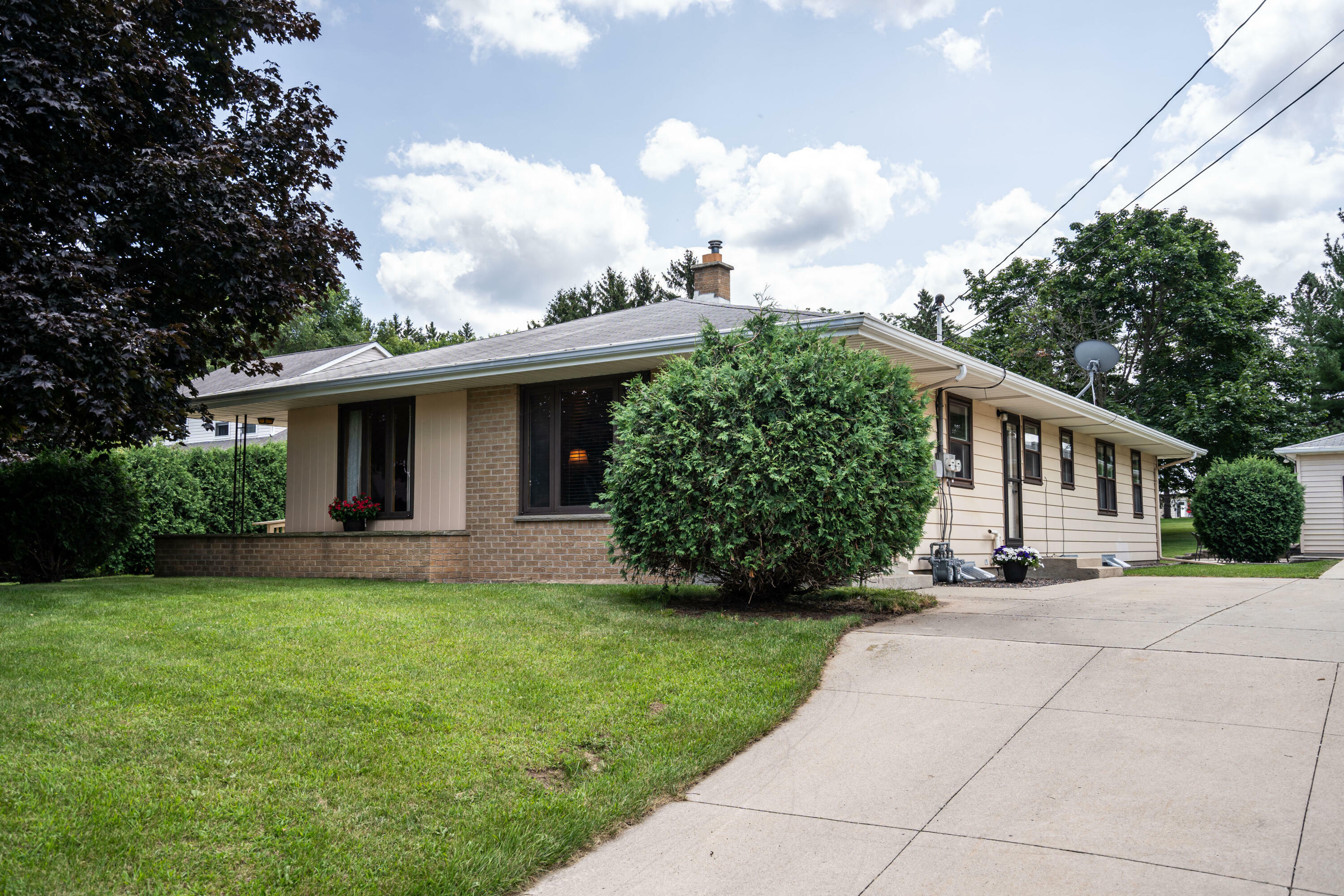 Property Photo: 2407 E Sandy Acre Rd WI 53090