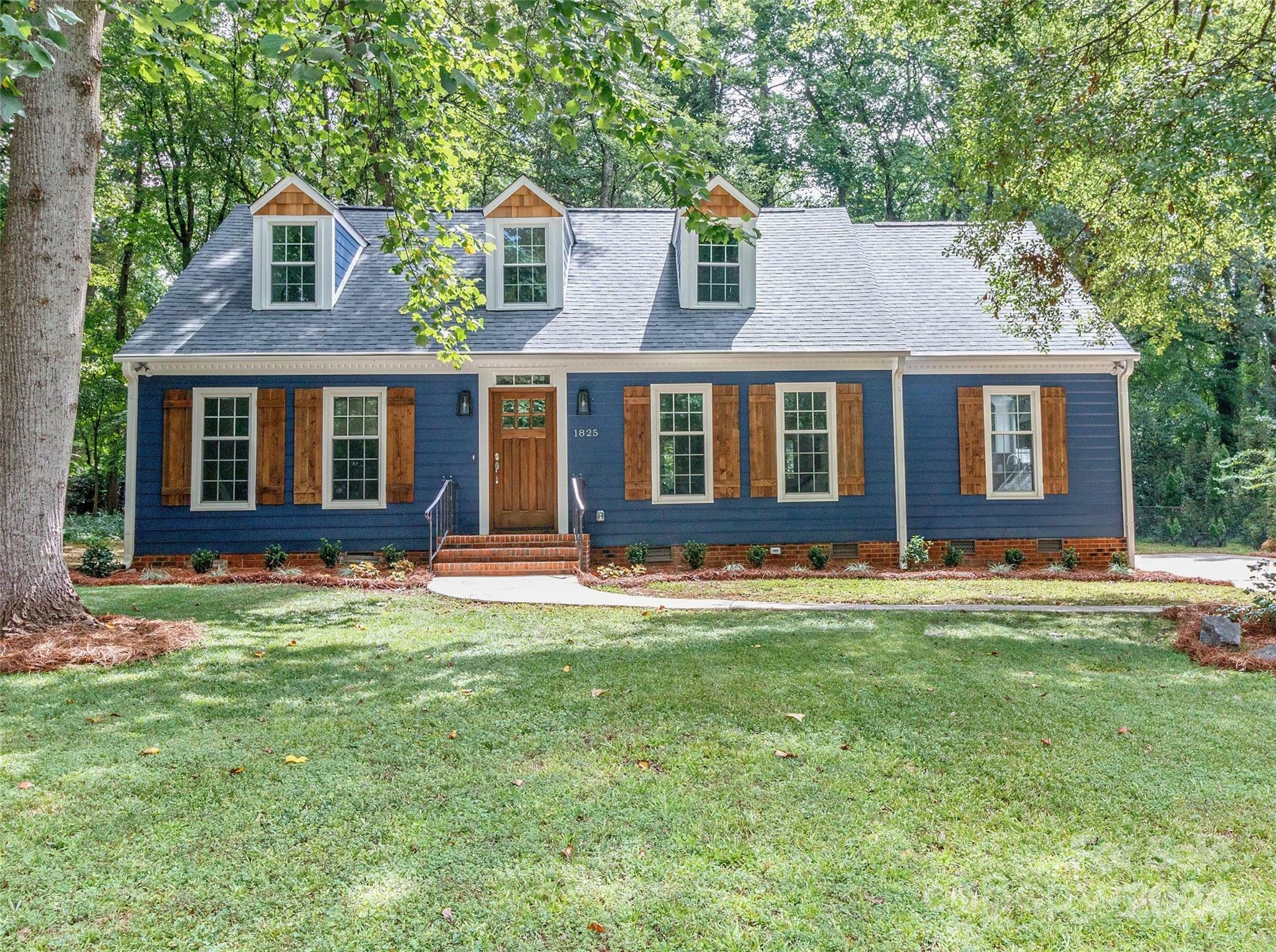 Property Photo:  1825 Bobolink Lane  NC 28226 