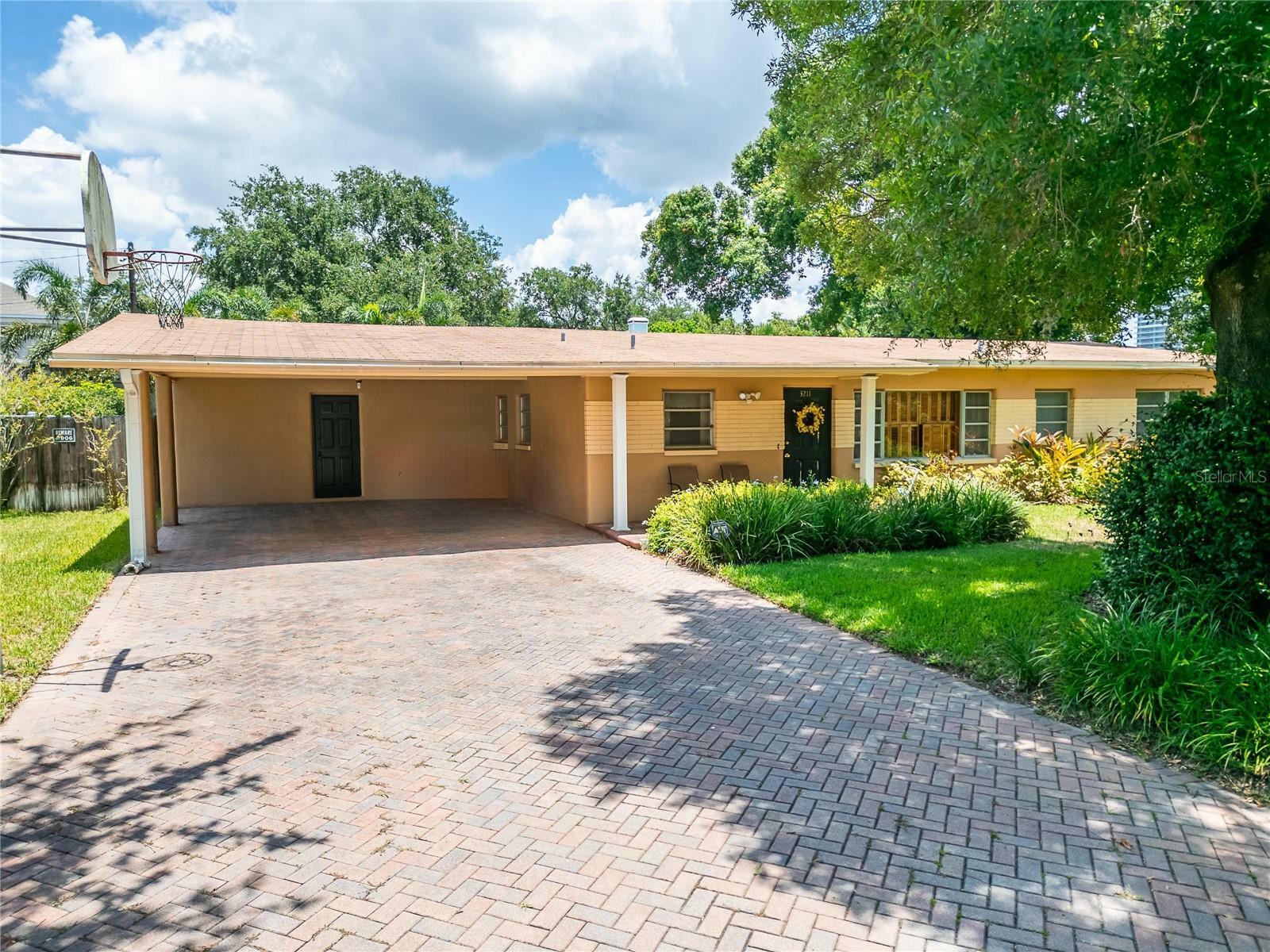 Property Photo: 3211 W Leona Street FL 33629