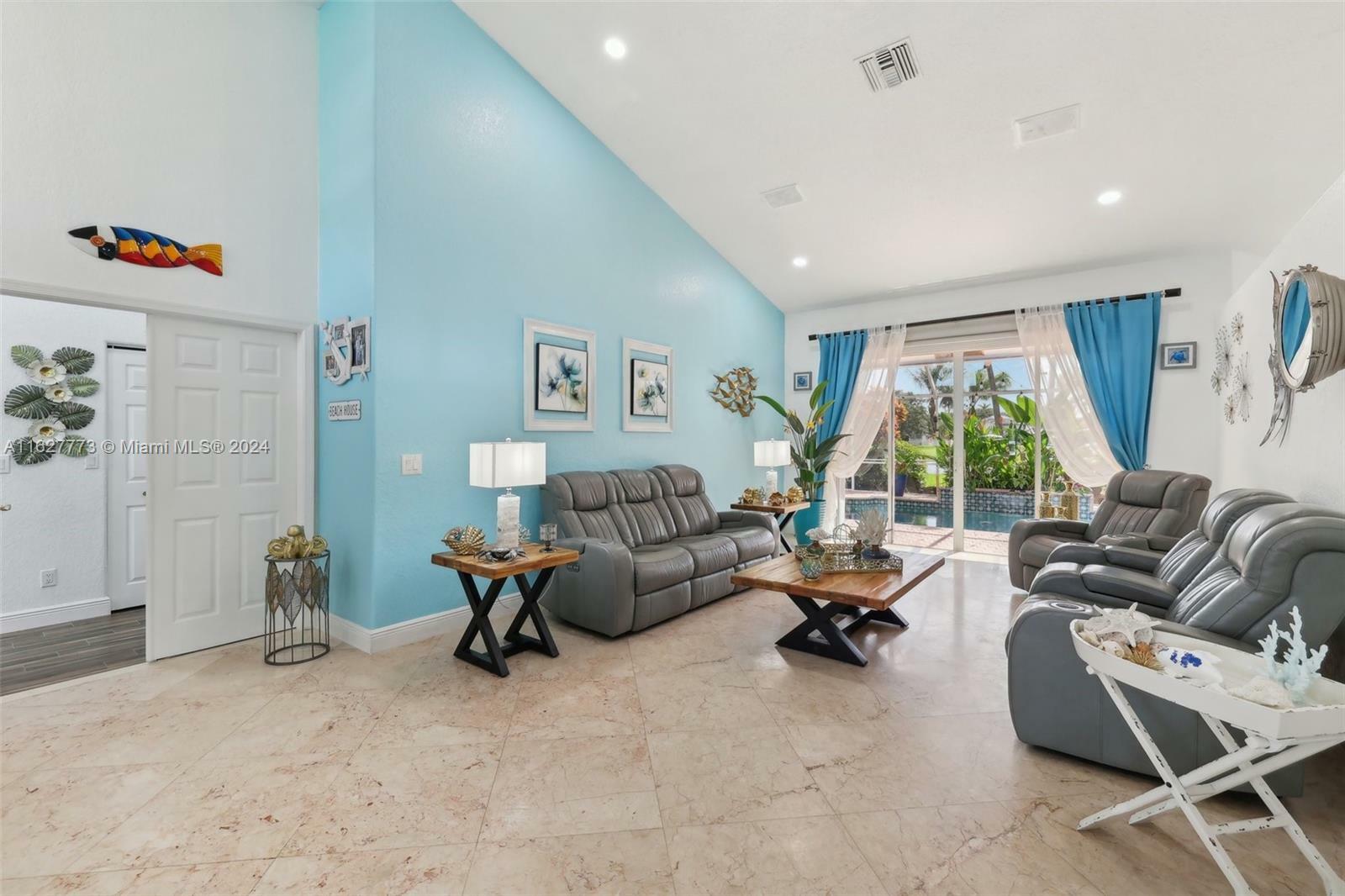 Property Photo:  560 W Cypress Pointe Dr W  FL 33027 