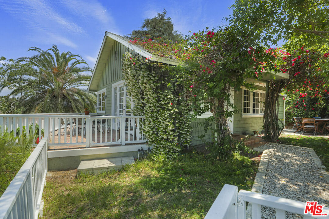 Property Photo:  1538   Parmer Ave  CA 90026 