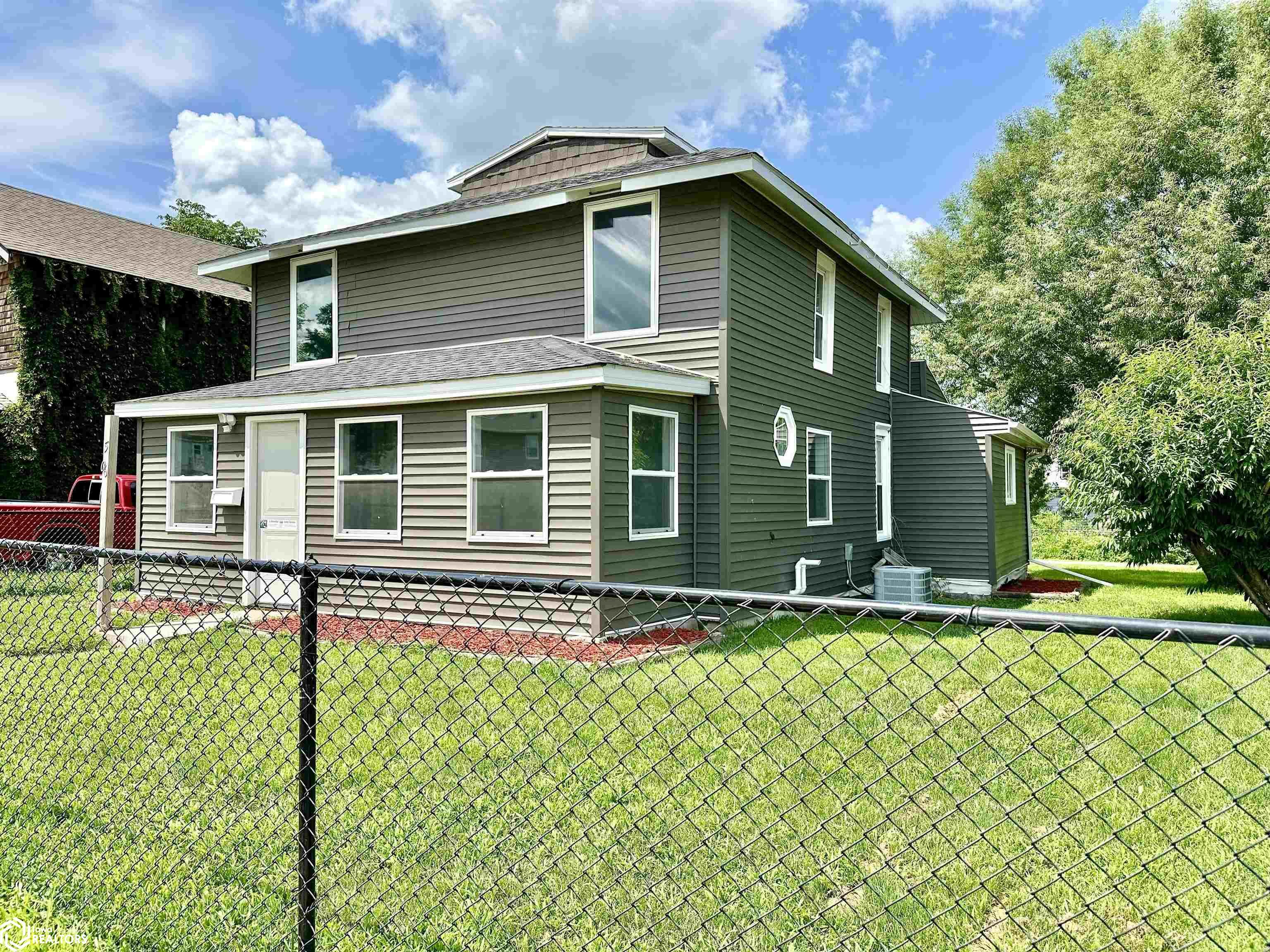 Property Photo: 506 Woodbury Street IA 50158