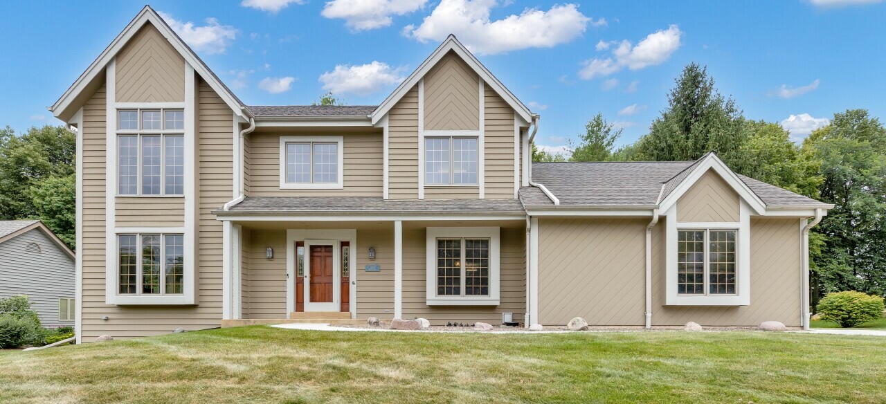 Property Photo:  385 W Thornapple Ln  WI 53024 