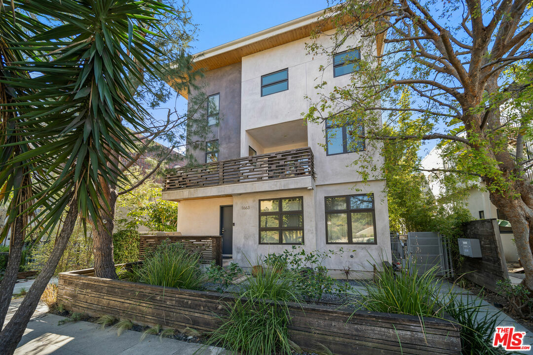 Property Photo:  1663   Selby Ave 5  CA 90024 