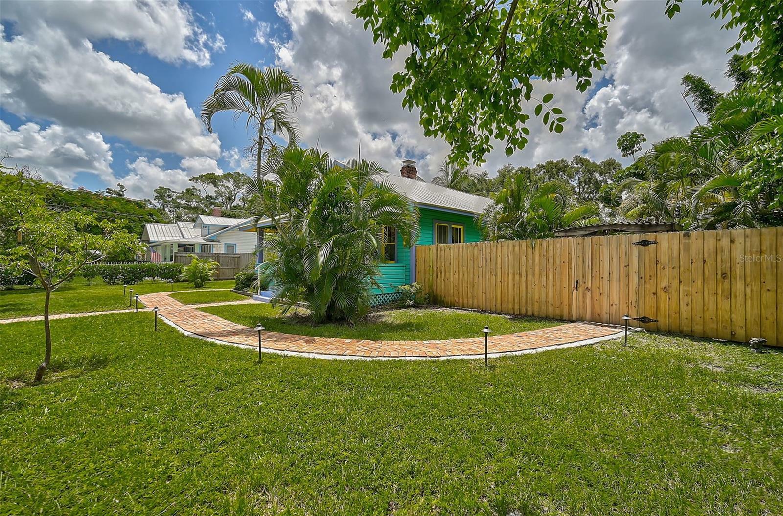 Property Photo:  628 N Orange Avenue  FL 34236 