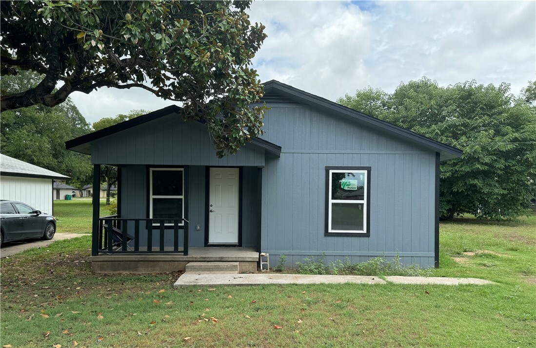 Property Photo:  315 N Oak Drive  TX 76705 