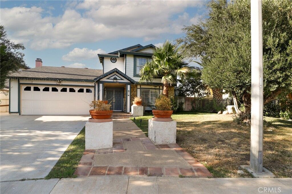 Property Photo: 2011 Moonflower Court CA 93550