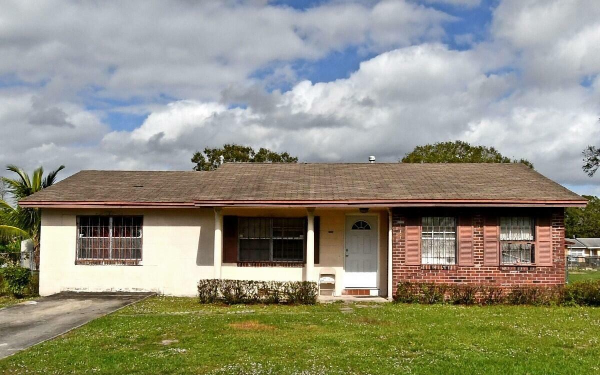 Property Photo:  2904 Kingsley Drive  FL 34946 