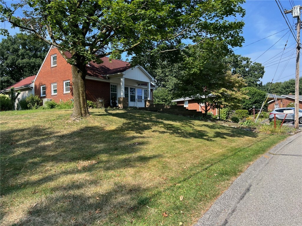 Property Photo:  212 Holly Hill Drive  PA 15237 