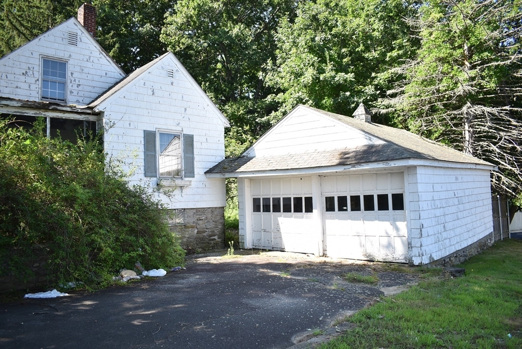 Property Photo:  28 Thompson Rd  MA 01570 