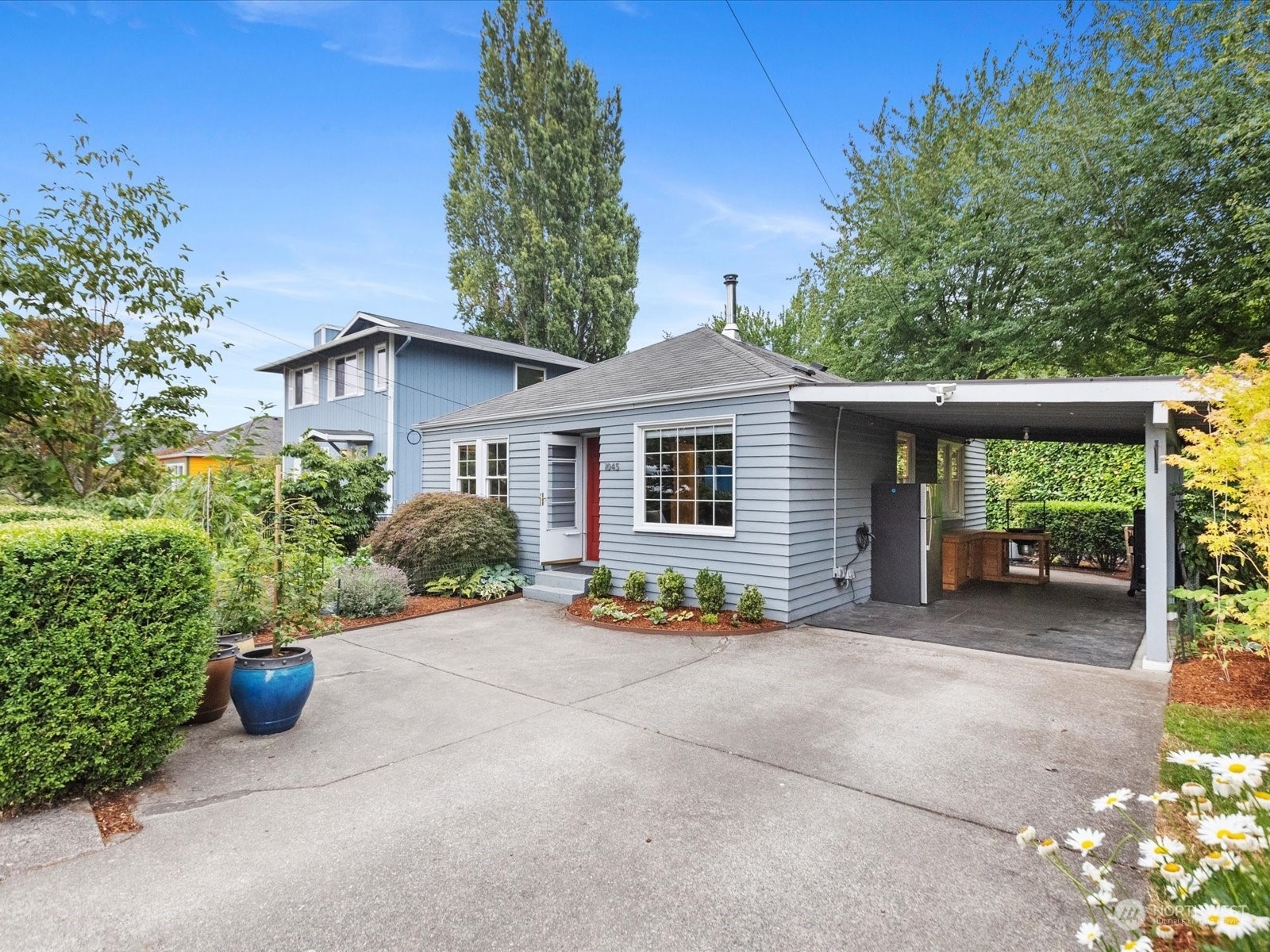 Property Photo:  1045 S Rose Street  WA 98108 