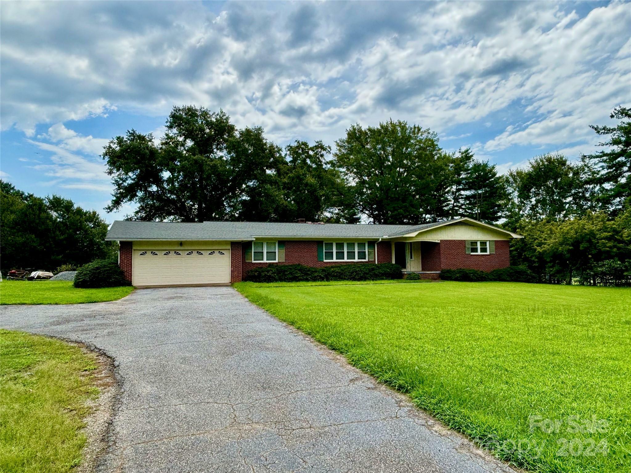 Property Photo:  1403 Chase High Road  NC 28043 