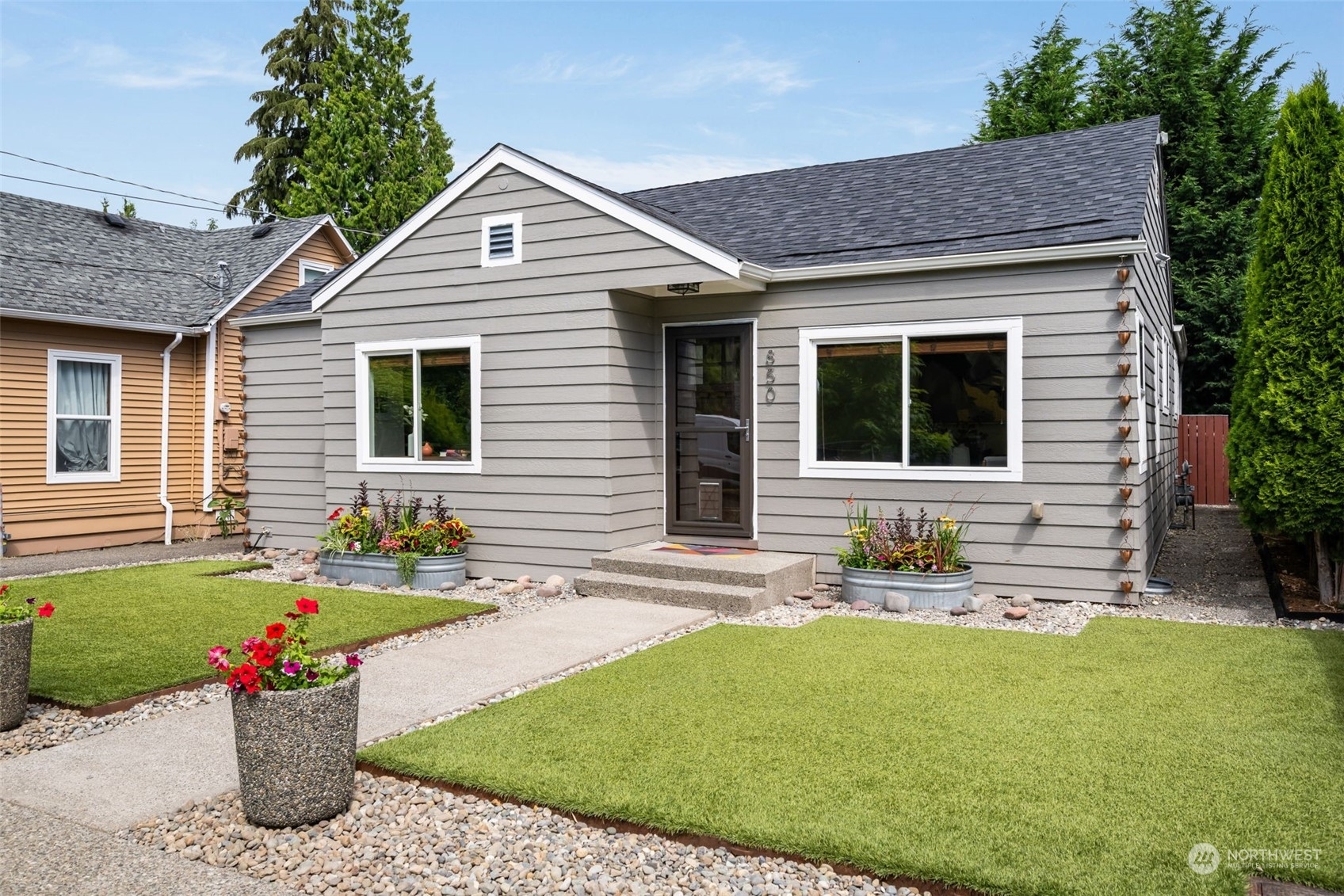 Property Photo:  850 S Sullivan Street  WA 98108 