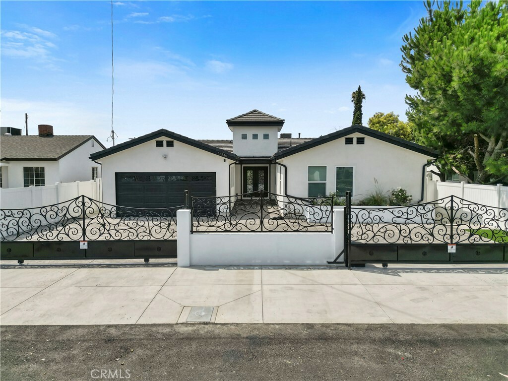 Property Photo:  13840 Valerio Street  CA 91405 