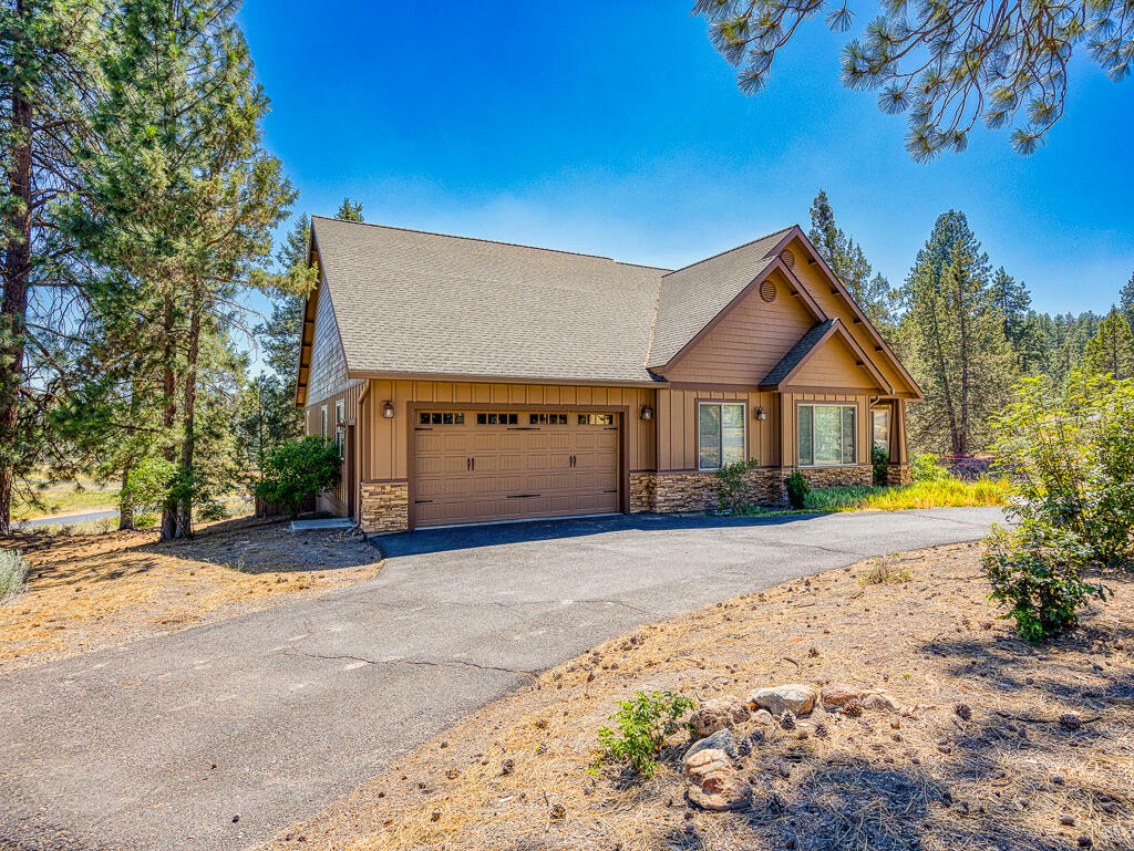 Property Photo:  1096 Timber Ridge  OR 97601 