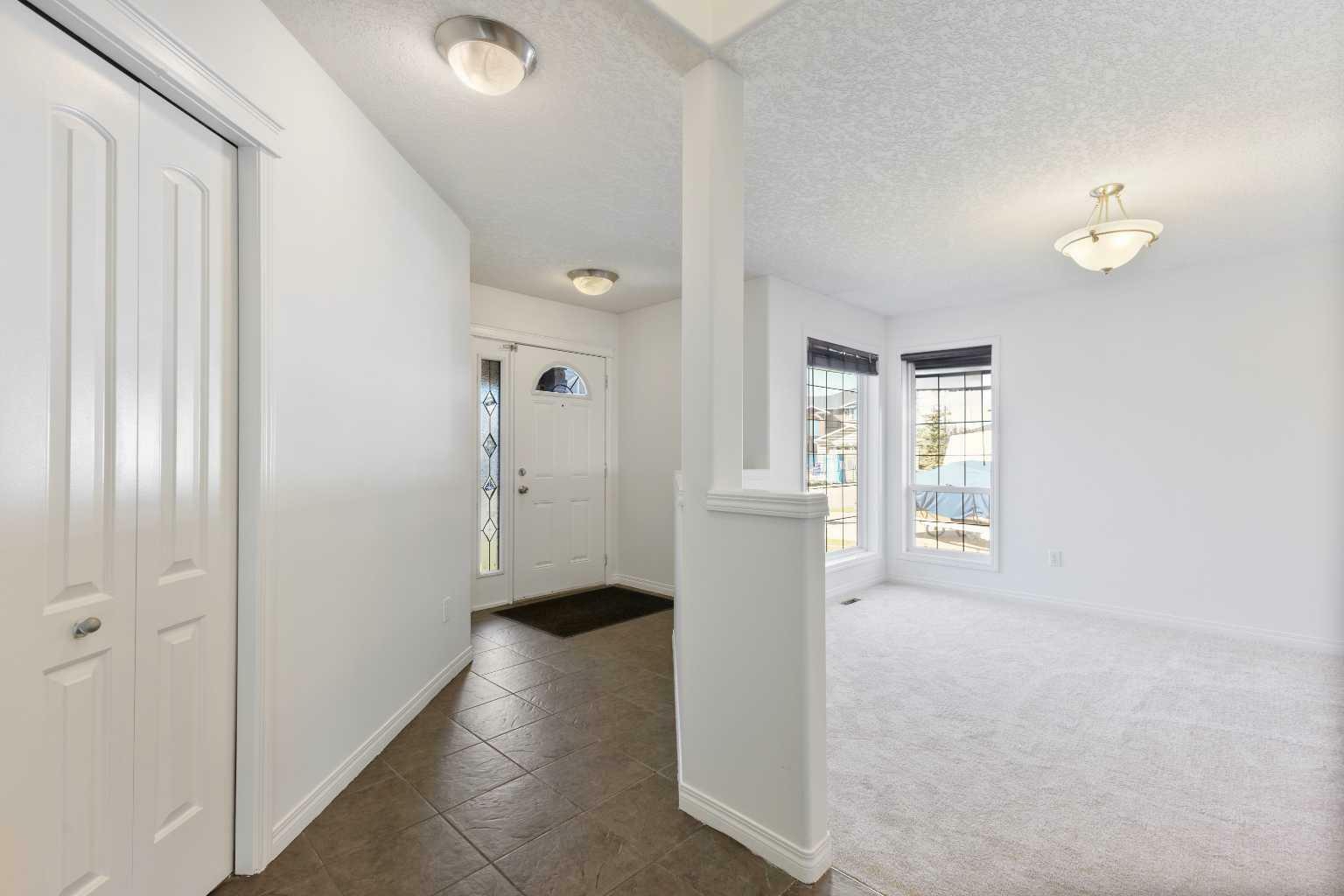 Property Photo:  208 East Lakeview Place  AB T1X 1W3 