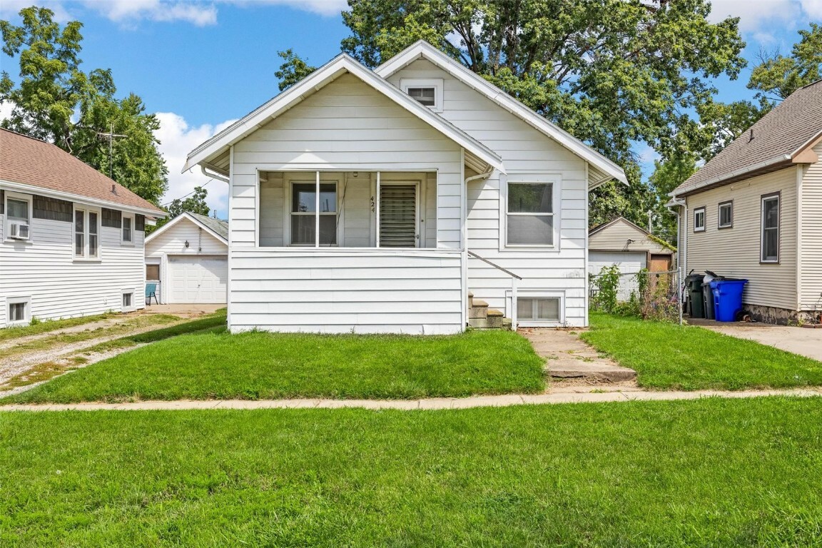 Property Photo:  424 34th Street NE  IA 52402 