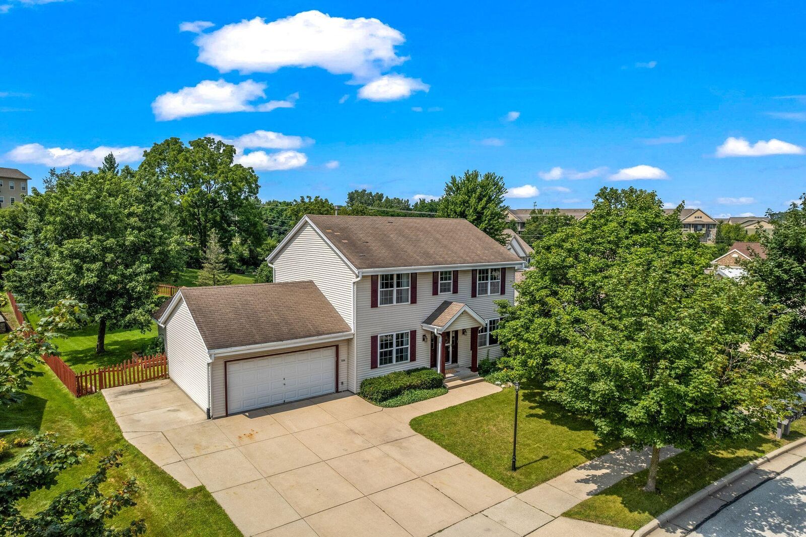 Property Photo: 206 Stonebrook Dr WI 53186