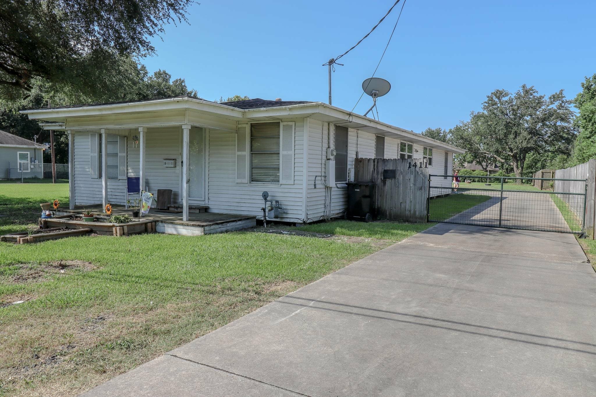 Property Photo:  1411 N 20th Street  TX 77627 