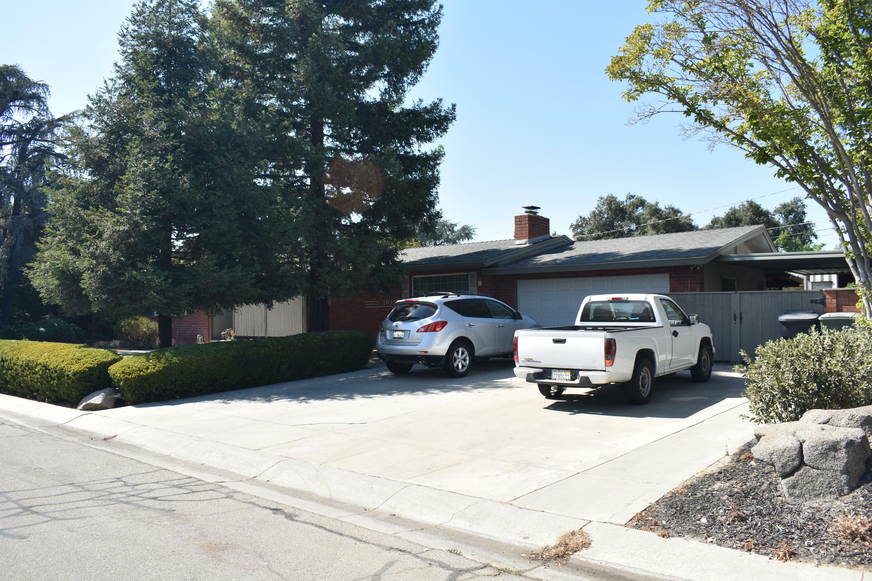 Property Photo:  3104 W Royal Oaks Drive  CA 93277 