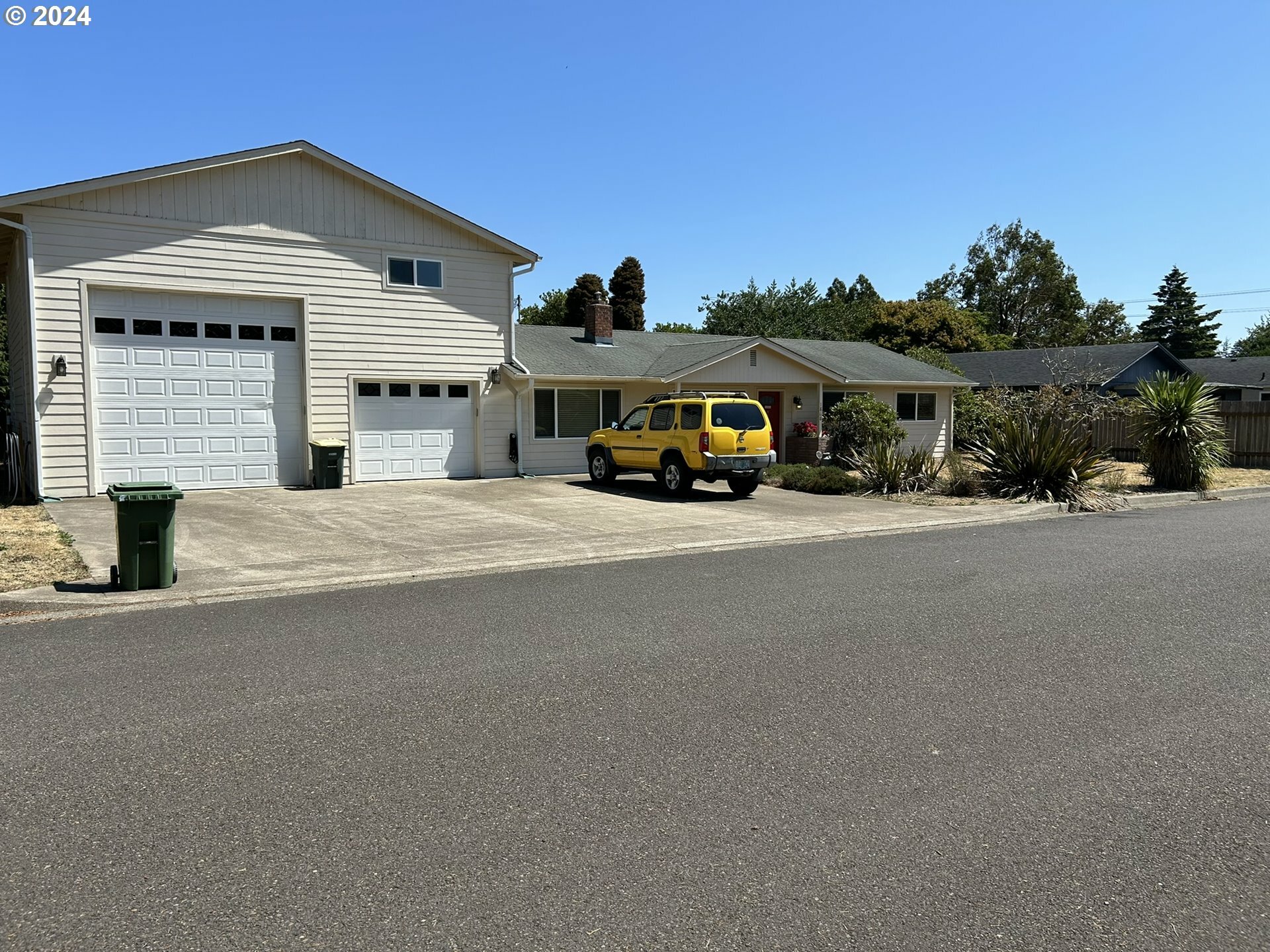 Property Photo:  1868 Tamarack St  OR 97439 