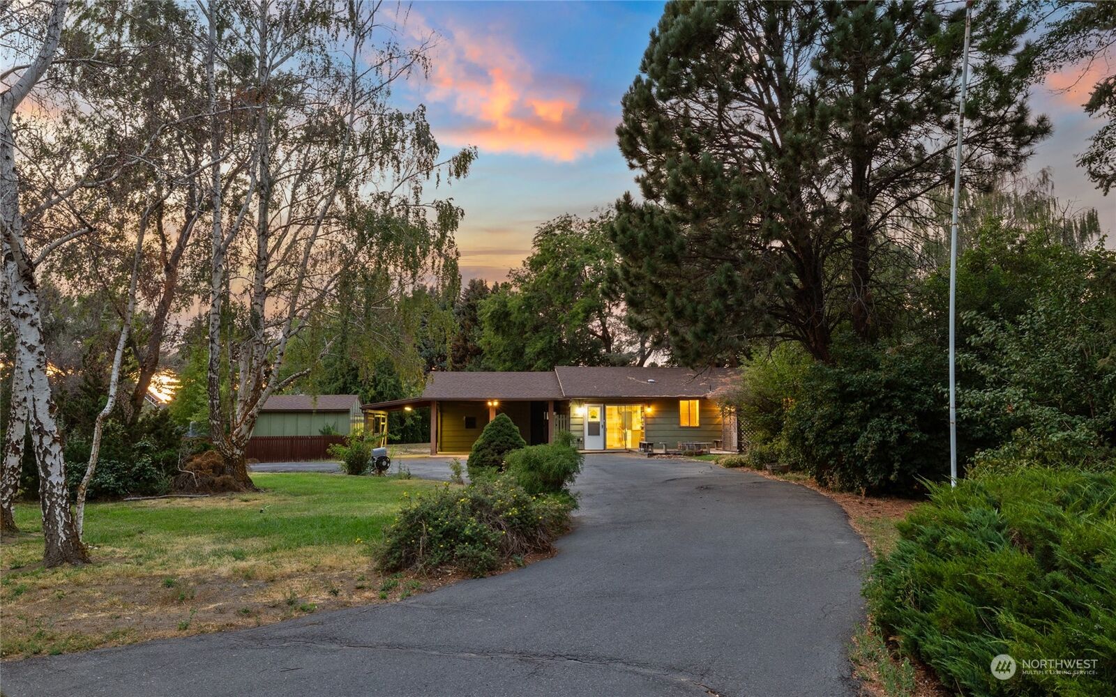Property Photo:  2107 E Mount Daniels Drive  WA 98926 