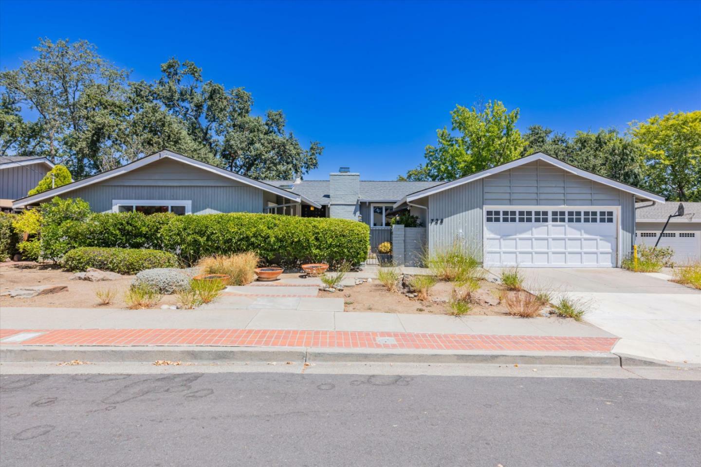 Property Photo:  728 East Angela Street  CA 94566 