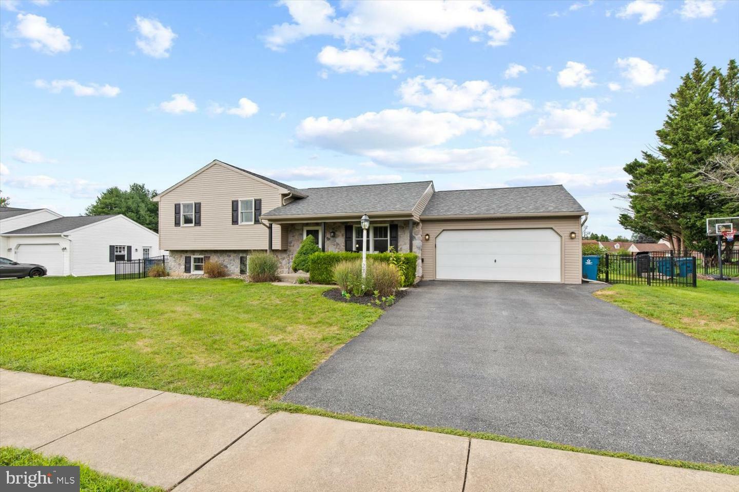 Property Photo:  27 Silverleaf Drive  PA 17552 