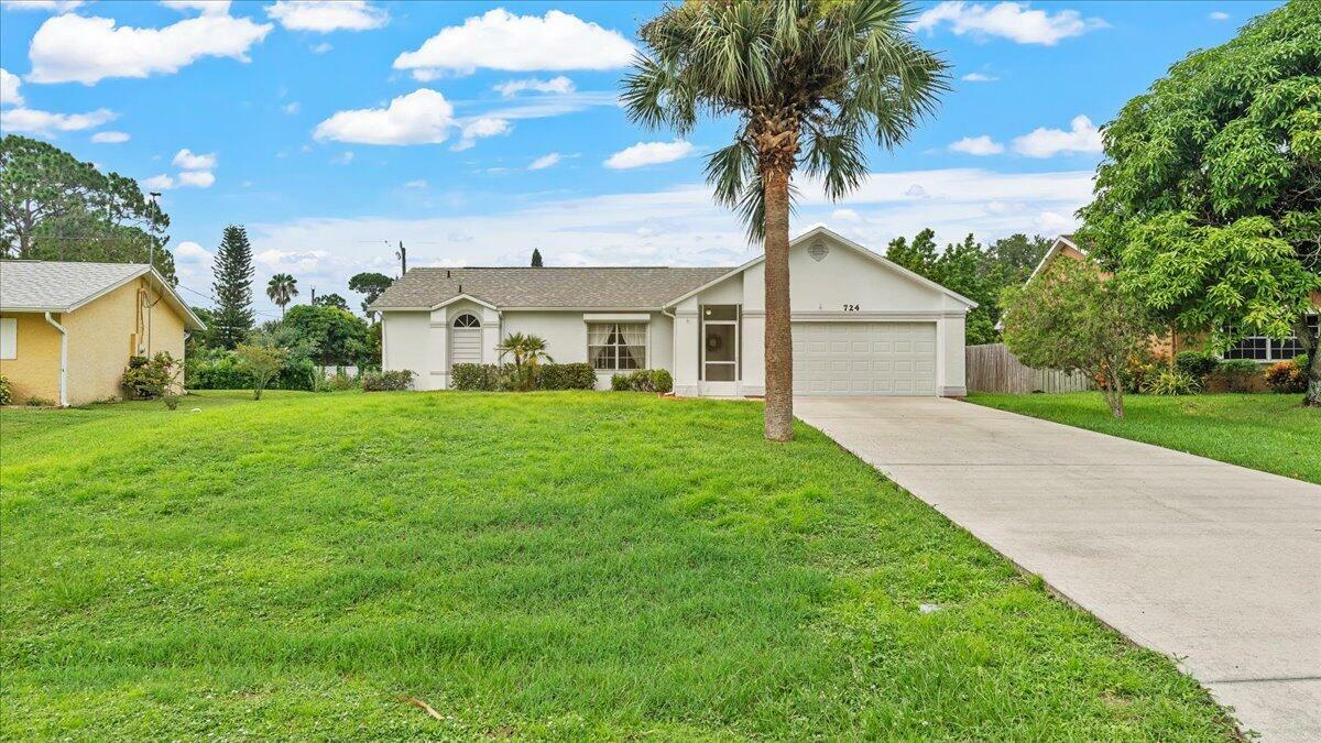 Property Photo:  724 Seven Gables Circle SE  FL 32909 