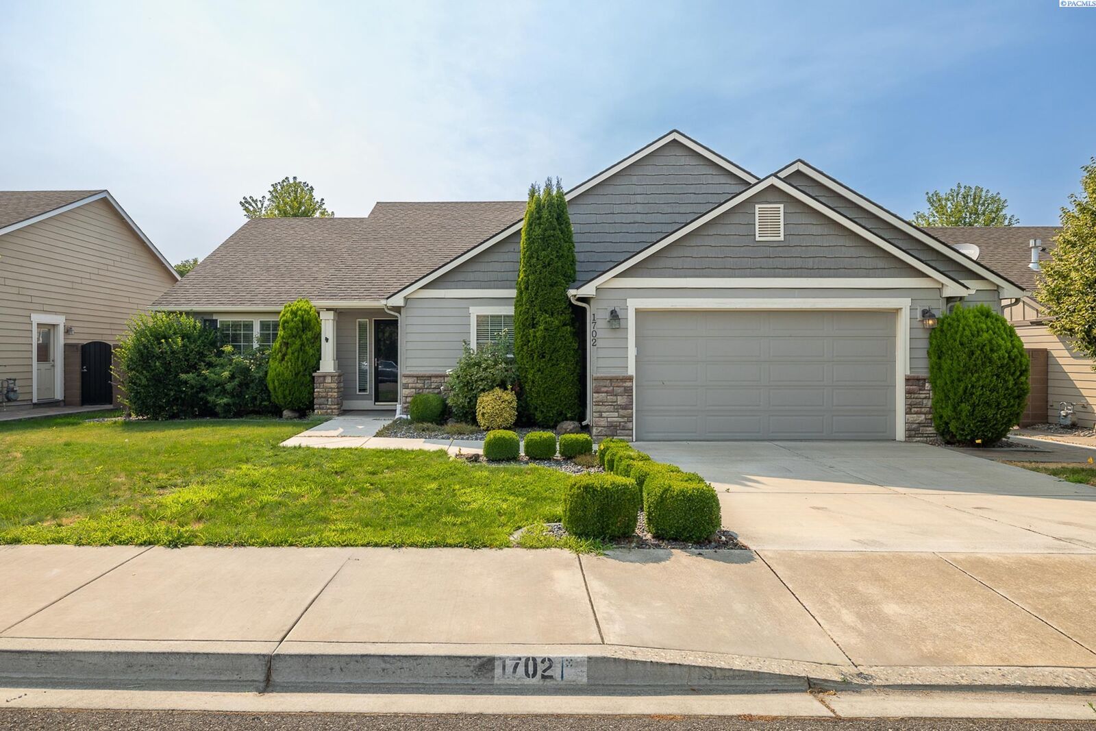 Property Photo:  1702 S Harrison St  WA 99338-7558 