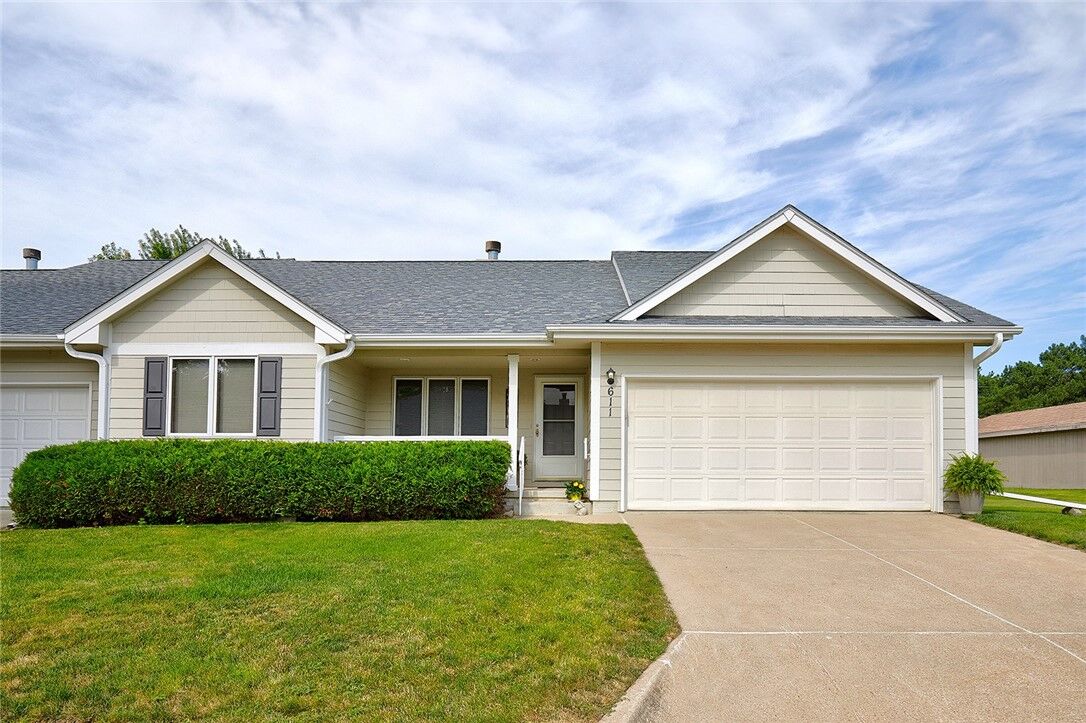 Property Photo:  611 NE Oakhurst Drive  IA 50111 