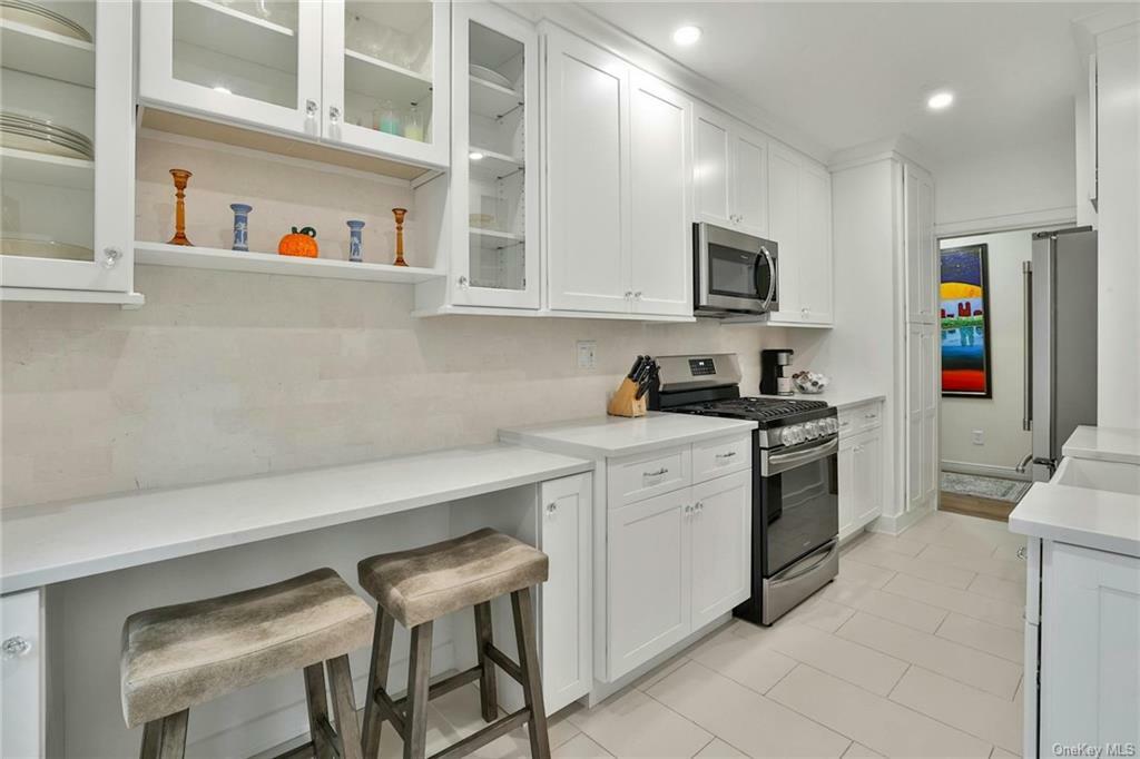 Property Photo:  294 Bronxville Road #5F  NY 10708 